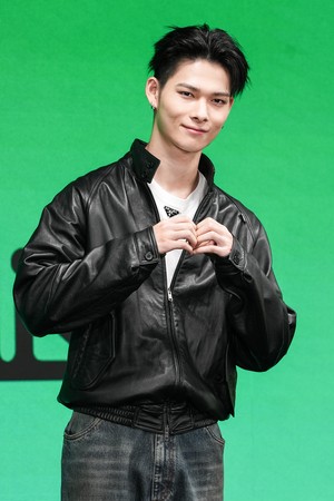 [포토] 니키, 다크한 무드의 스마일