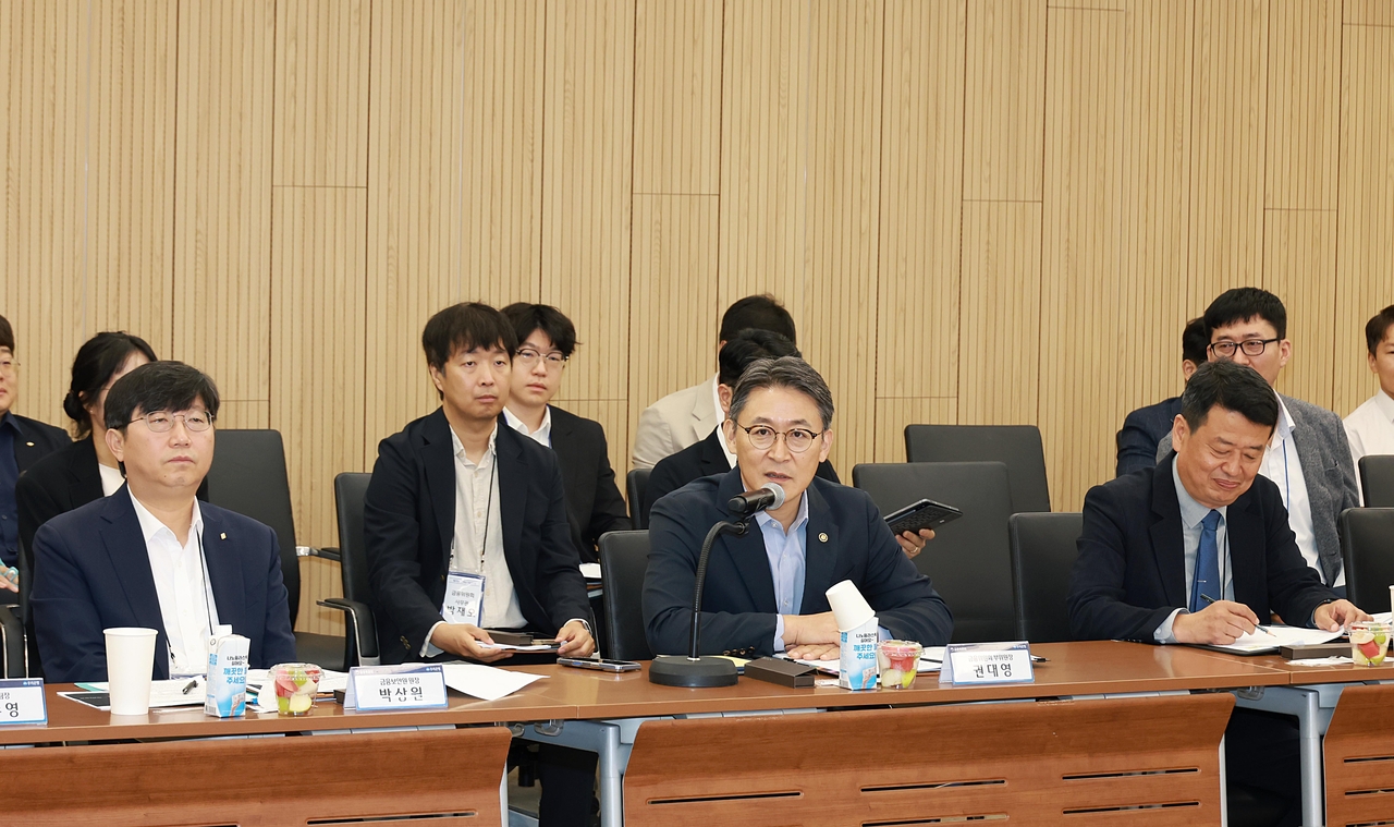 권대영(가운데) 금융위원회 부위원장이 20일 오전 서울 중구 우리은행 본점에서 열린 제2차 보이스피싱 근절 협의회에서 발언하고 있다. [금융위원회 제공]