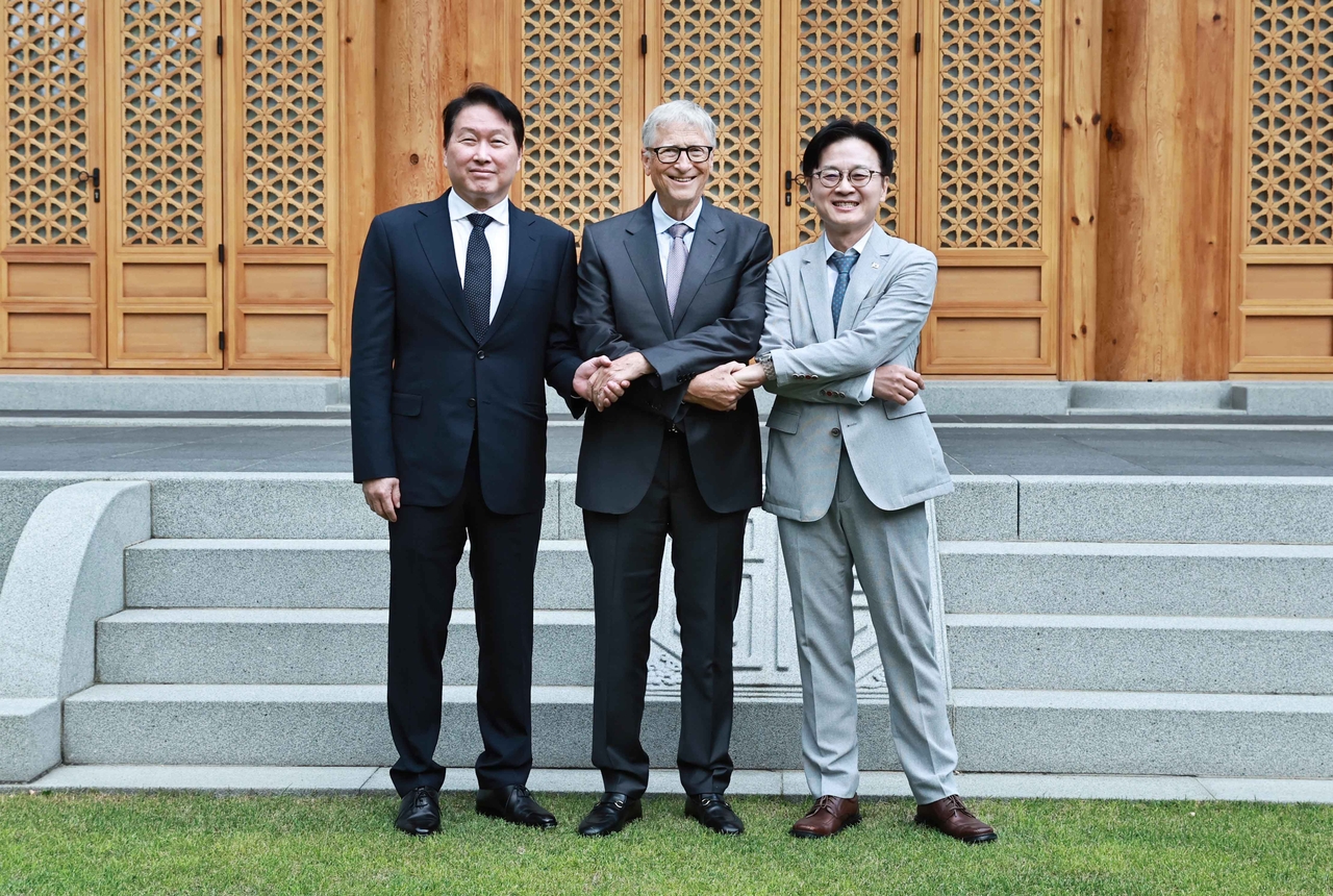 From right: Industry Minister Kim Jung-kwan, TerraPower Chair Bill Gates and SK Group Chair Chey Tae-won pose for a photo at a signing ceremony for a preliminary agreement between TerraPower and SK Innovation on joint global SMR projects in Seoul, Aug. 14. (Ministry of Trade, Industry and Resource)