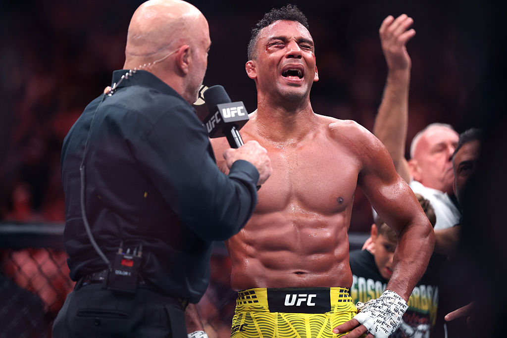 지난 16일 UFC 330 경기를 치른 뒤 현장 케이지 인터뷰에서 은퇴의 변을 밝히는 에드손 바르보자. [게티이미지]