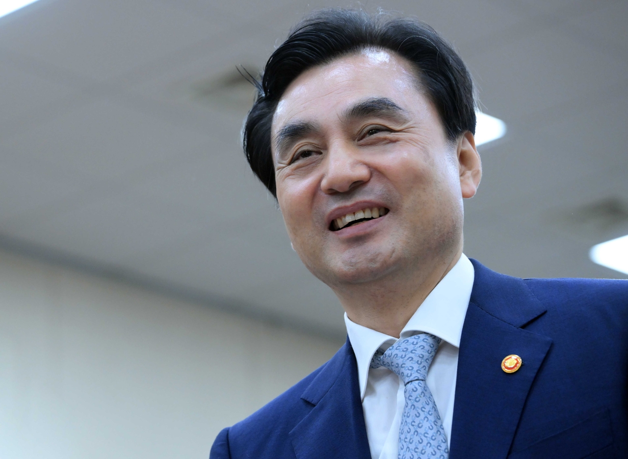 안규백 국방부 장관이 20일 오전 서울 여의도 국회에서 열린 국방위원회 전체회의에 참석해 밝게 웃고 있다.  이상섭 기자