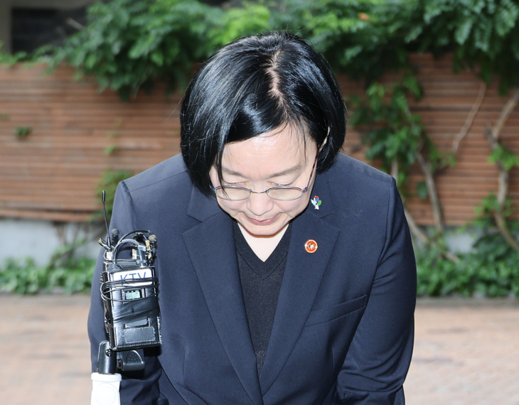 Prime Minister nominee Han Seong-sook, concurrently serving as minister for medium-sized enterprises and startups, bows on Monday, after apologizing over a recent information leak from the government's website for an audition-style startup incubation program. (Yonhap)