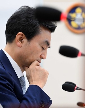 [헤럴드pic] 고심하는 안규백 국방부 장관