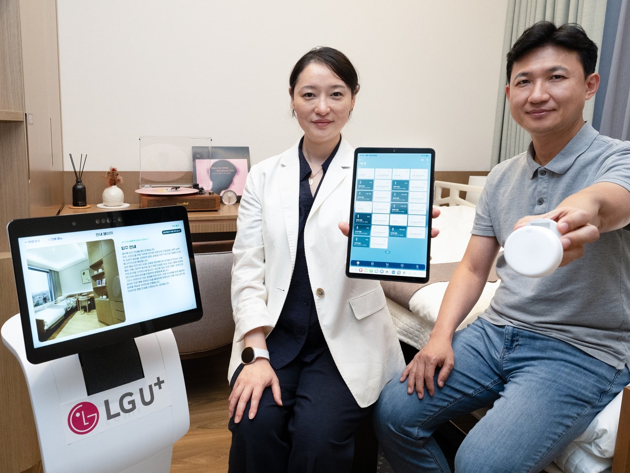 LG유플러스 임직원들이 신한라이프케어의 프리미엄 요양원 ‘쏠라체 홈 미사’에 도입된 ‘AI빌딩넷 by ixi-웰니스 노트’를 소개하고 있다. [LG유플러스 제공]