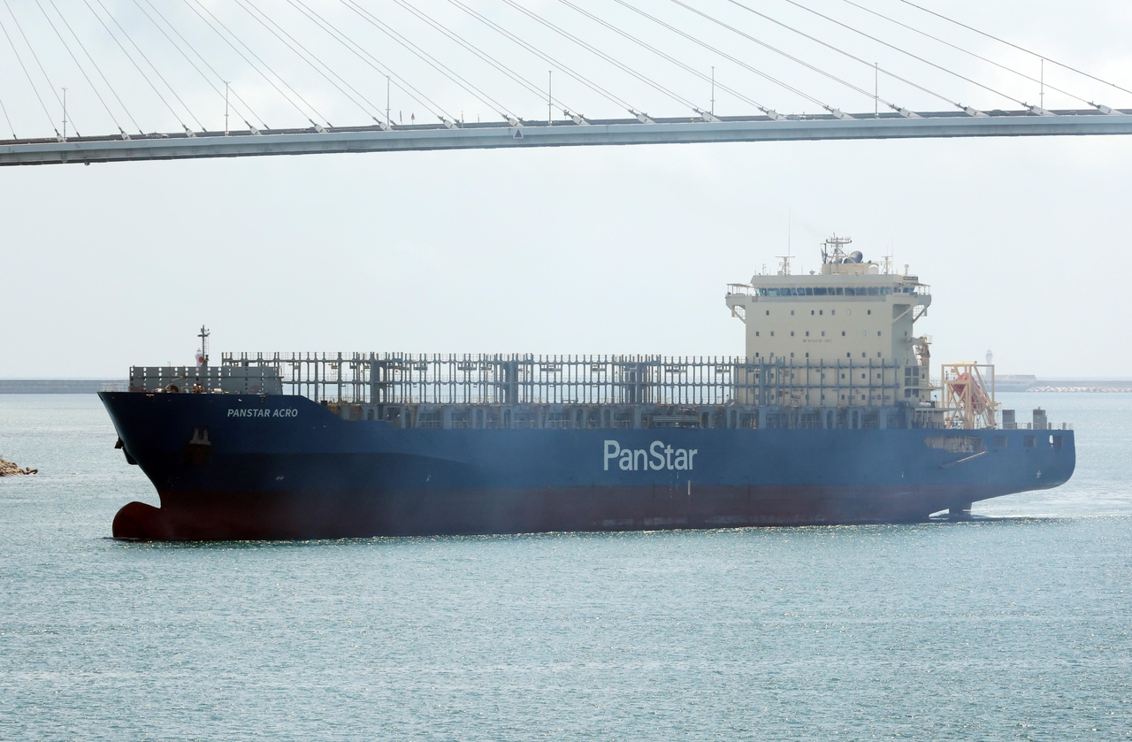 The PanStar Acro, a 2,800-TEU container ship operated by PanStar Group for a pilot voyage along the Arctic route, enters Busan Port on Aug. 19.  (Newsis)
