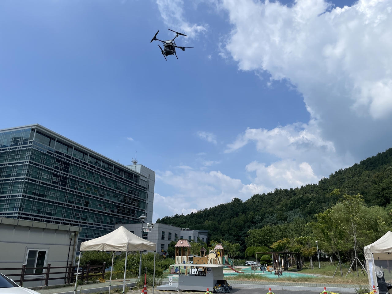 A demonstration of heavy-cargo parcel delivery using a drone. [Korea AeroSpace Administration]