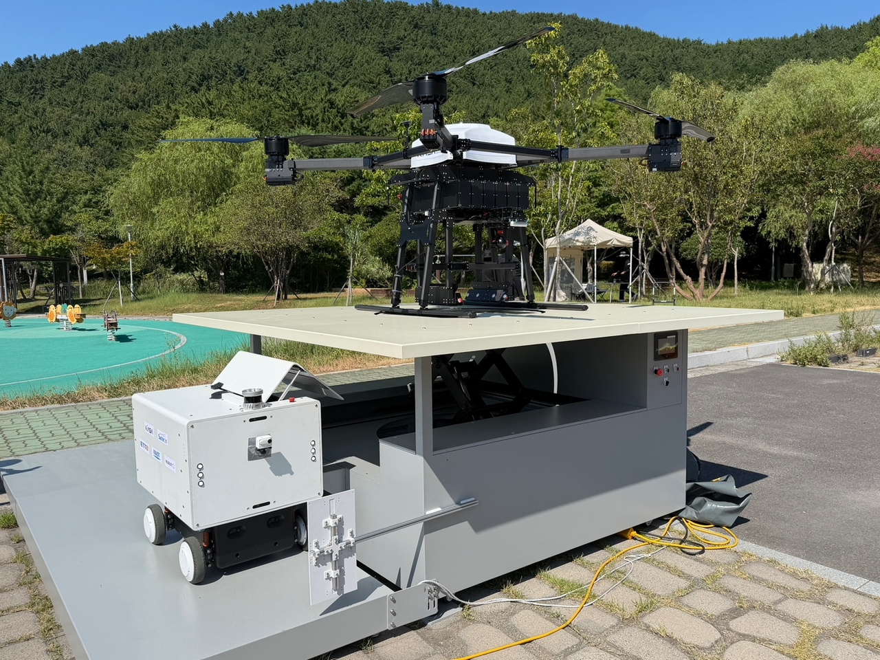 A docking station linking the drone and robot delivery systems. [Korea AeroSpace Administration]