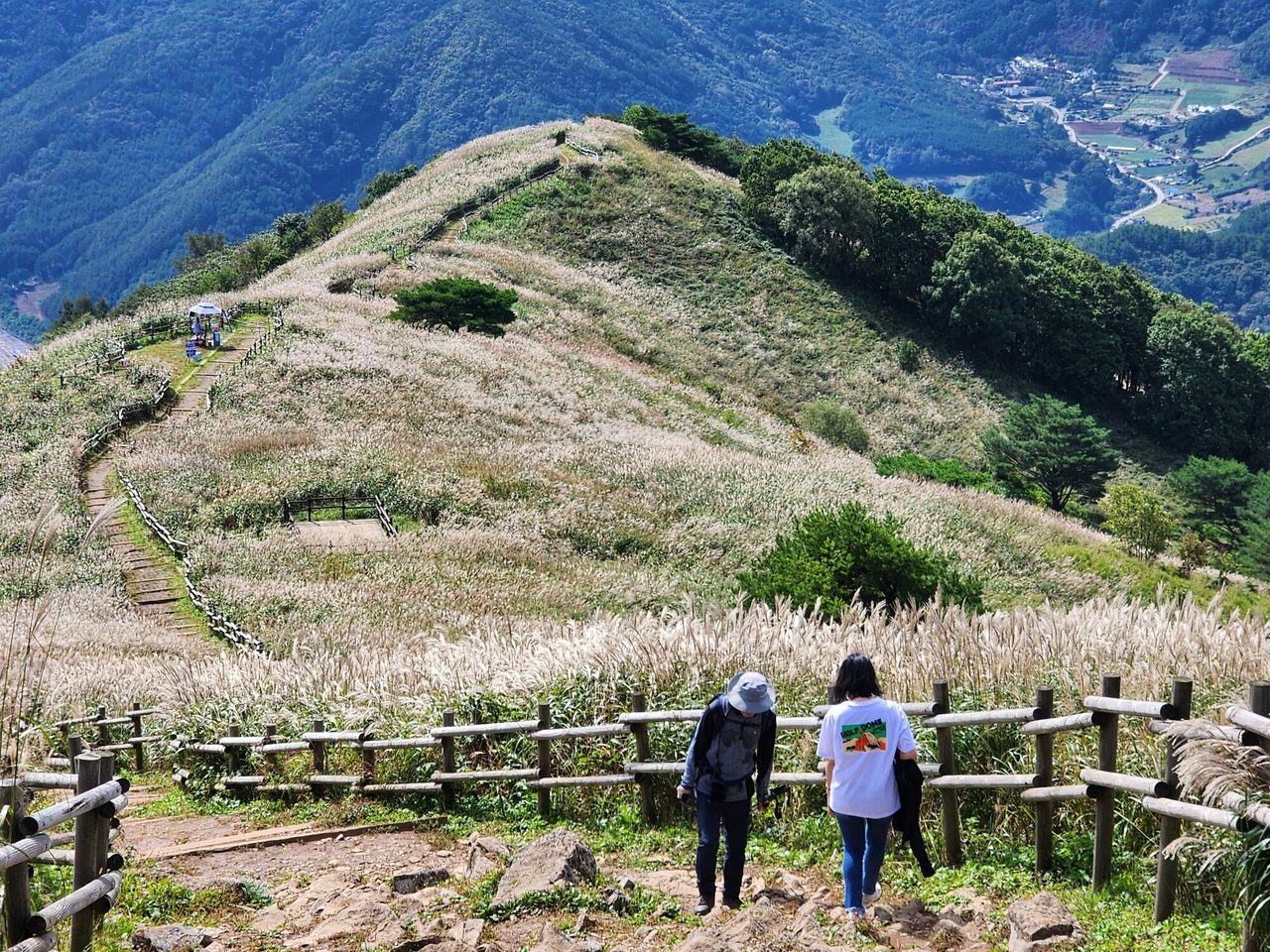 Hikers exchange warm greetings as they pass one another on the autumn trails of Mindungsan.
