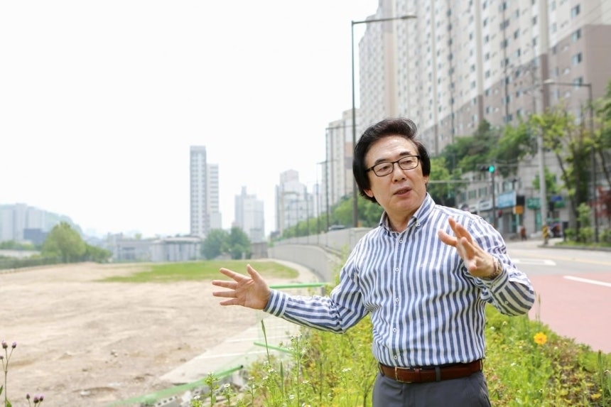 Kim tours local sites to examine ways to improve the everyday environment — including transportation, pedestrian access and parks — that directly affect residents' lives. Provided by Seoul Metropolitan Council