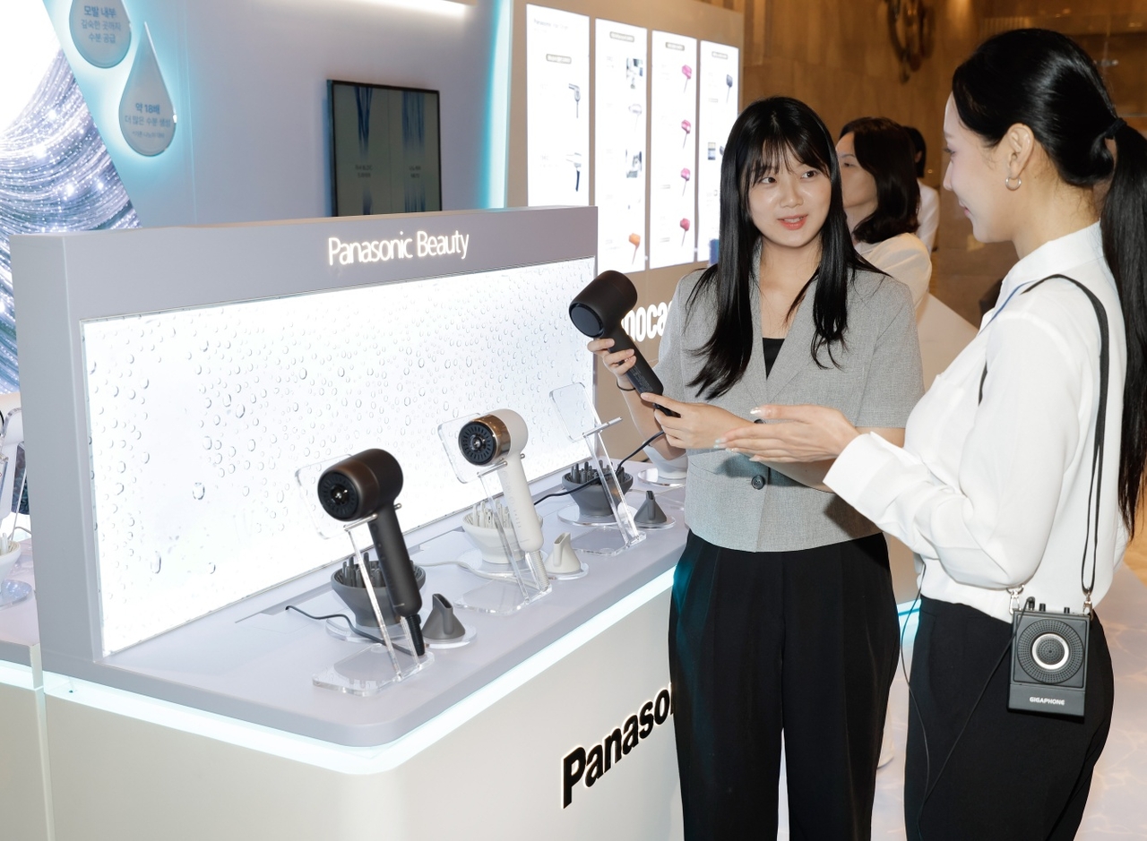 파나소닉코리아 지난 19일 서울 강남구 보코 서울 강남에서 헤어드라이기 신제품 ‘EH-NB70’ 출시 행사를 개최한 가운데 관계자가 ﻿‘EH-NB70’에 적용된 고속 BLDC 모터와 ‘나노이 모이스처 플러스’ 기술을 비롯해 6가지 케어 모드와 전용 노즐별 사용법을 안내하고 있다. [사진=파나소닉코리아]