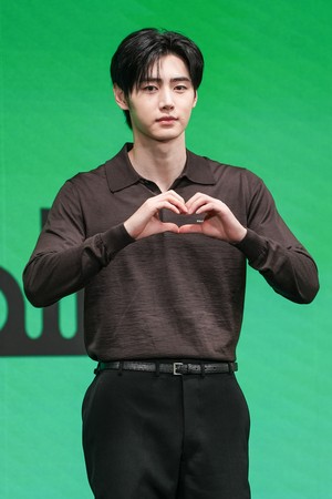 [포토] 성훈, 로맨틱 손하트