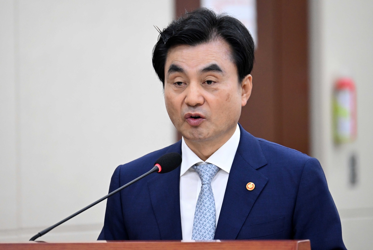 안규백 국방부 장관이 20일 오전 서울 여의도 국회에서 열린 국방위원회 전체회의에서 업무보고하고 있다. 이상섭 기자