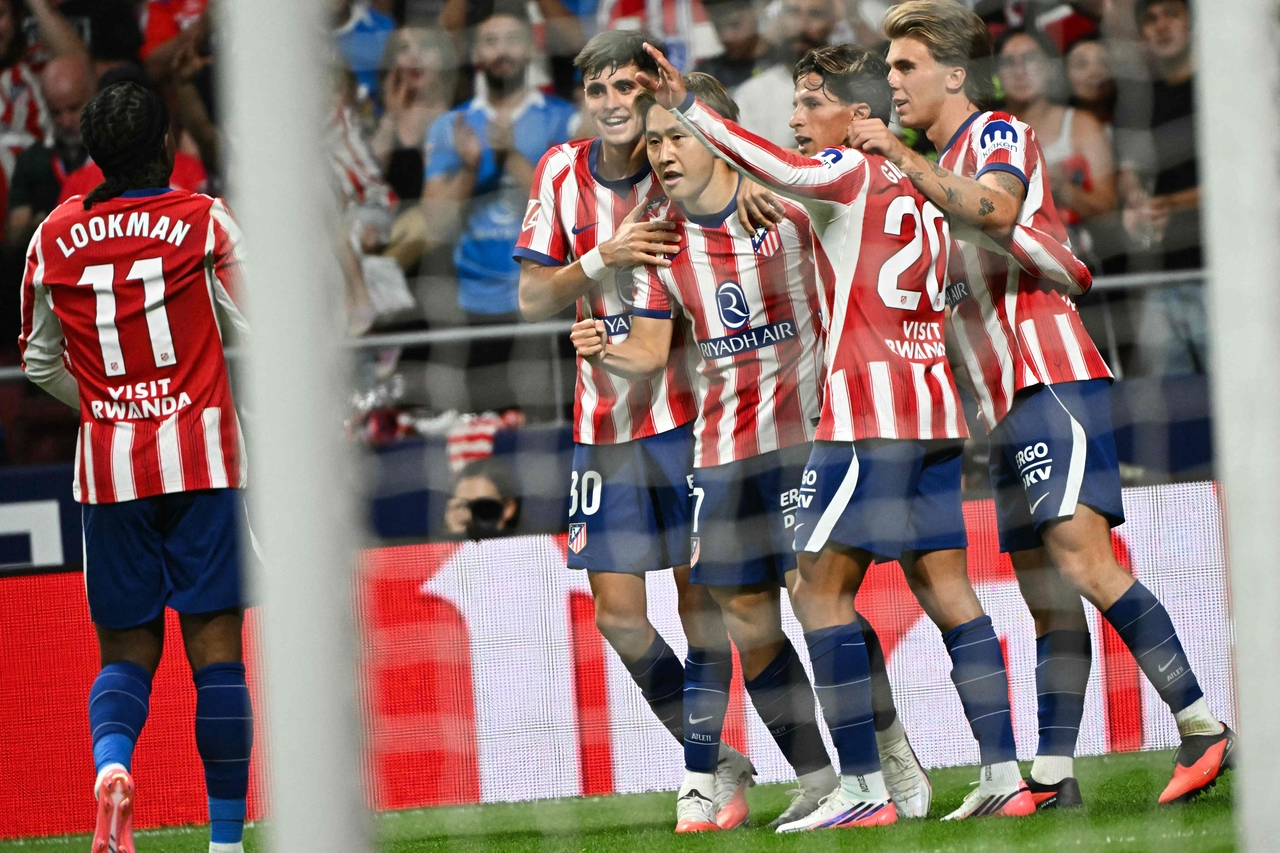 Atletico Madrid's South Korean midfielder #07 Lee Kang-in Lee (center) celebrates with teammates after scoring their first goal during the Spanish league football match between Atletico Madrid and Malaga CF at the Metropolitano Stadium in Madrid on Aug. 19, 2026. (AFP-Yonhap)