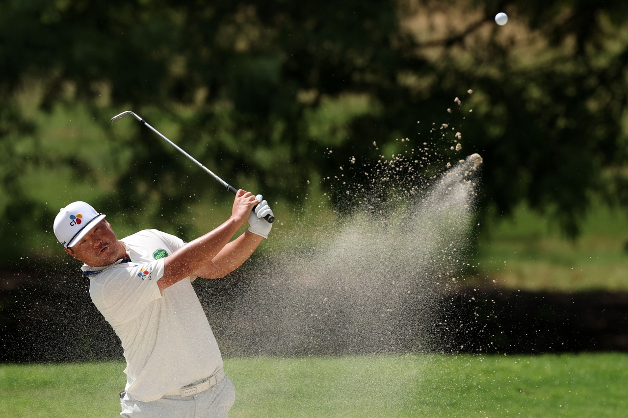 Im Sung-jae of South Korea plays a shot out of a bunker on the 10th hole during the final round of the FedEx St. Jude Championship at TPC Southwind in Memphis, Tennessee, on Sunday, in this Getty Images photo. (Yonhap)