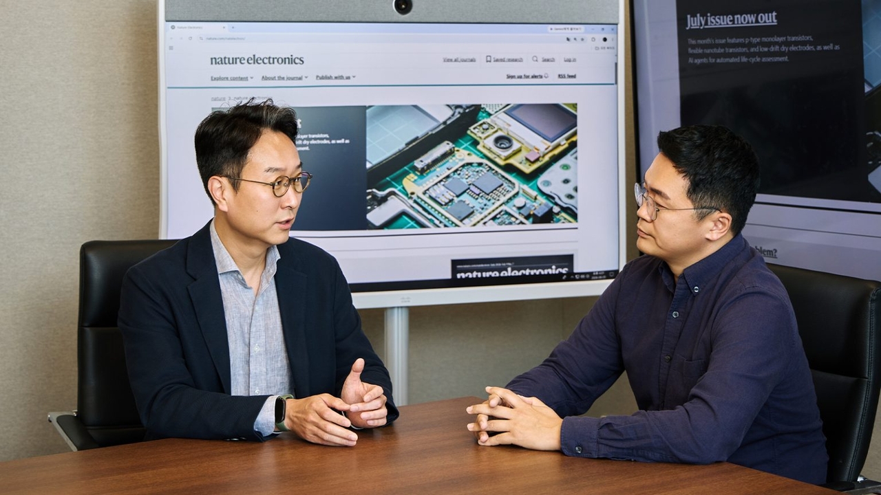 A paper on co-packaged optics technology for high-performance computing and AI, co-authored by Hong Seung-hun, an SK hynix team leader, left, and Lee Gyu-sang, a professor at the University of Virginia, has been published in the international academic journal Nature Electronics. [SK hynix]