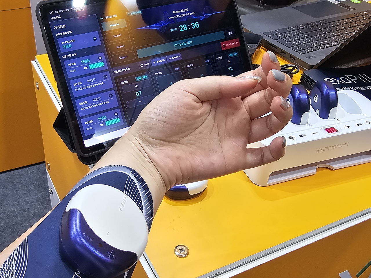 Exosystems' electromyography patch Exofeel detects abnormalities in muscle activity and can also be used for posture correction. (Choi Eun-ji)