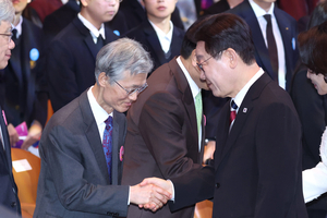 “조희대 탄핵 사유 전혀 안돼” “자기들끼리 리그 밀실 관행 다툼만”…대법관 서면 제청 논란 일파만파 [세상&]