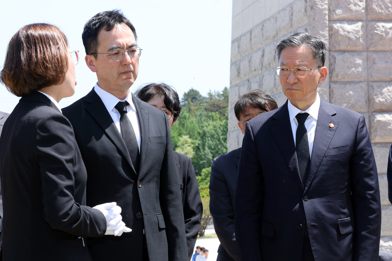 정성호 법무부 장관과 구자현 검찰총장 직무대행 등 검찰 고위 간부들이 지난 5월 15일 광주 북구 운정동 국립5·18민주묘지를 참배하며 안장된 박현숙 열사의 묘역에서 설명을 듣고 있다. [연합]