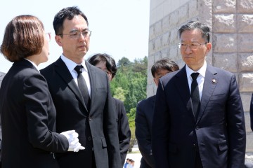 정성호 법무부 장관과 구자현 검찰총장 직무대행 등 검찰 고위 간부들이 지난 5월 15일 광주 북구 운정동 국립5·18민주묘지를 참배하며 안장된 박현숙 열사의 묘역에서 설명을 듣고 있다. [연합]