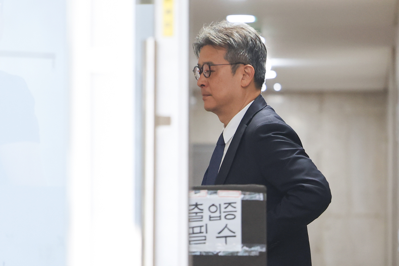 이창수 전 서울중앙지검장이 지난 6월 15일 도이치모터스 주가조작 수사무마 의혹 관련 허위공문서작성 등 피의자 조사를 위해 경기도 과천 2차종합특검에 출석하는 모습. [연합]
