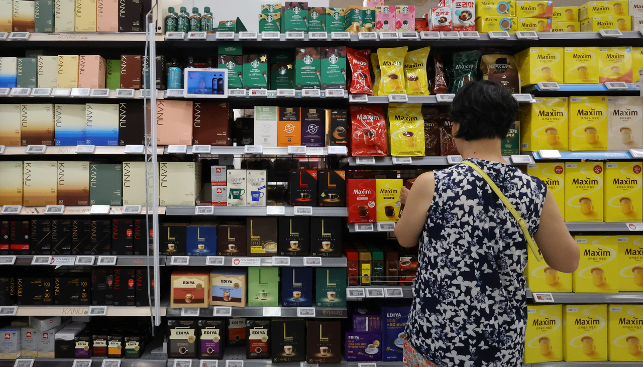 Korean grocery retail aisle showing the confectionery and snack shelf where gummy brands compete for placement