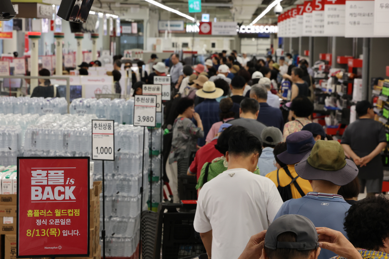 Customers wait in line to check out at a Homeplus store in Seoul on Aug. 13. (Yonhap)