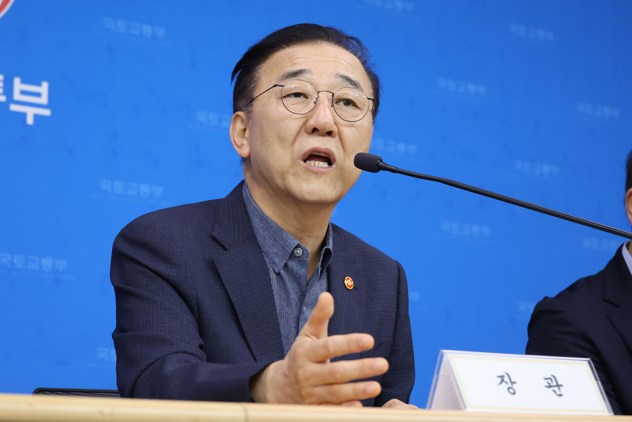 김윤덕 국토교통부 장관이 지난 14일 세종시 정부세종청사 기자실에서 지난 1년 간의 국토부의 주요 성과 등에 대해 설명하고 있다. [연합]
