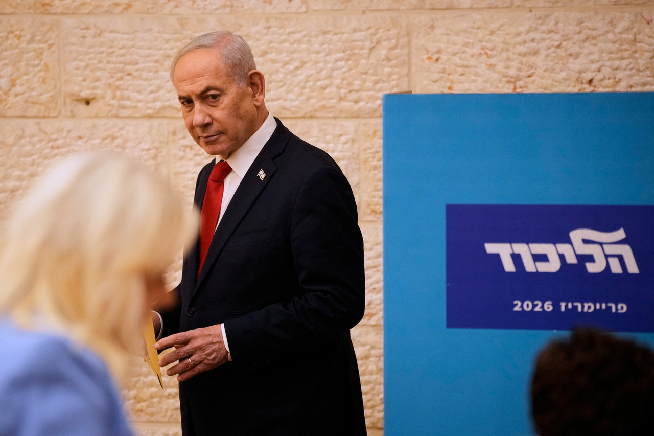 Israeli Prime Minister Benjamin Netanyahu, votes in Likud party primary elections ahead of Israel's general election in October, in Jerusalem, Monday. (Reuters-Yonhap)