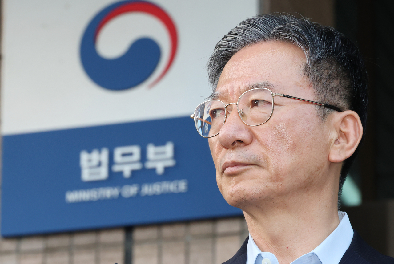 정성호 법무부 장관이 18일 과천 법무부 청사를 나서고 있다. [연합]