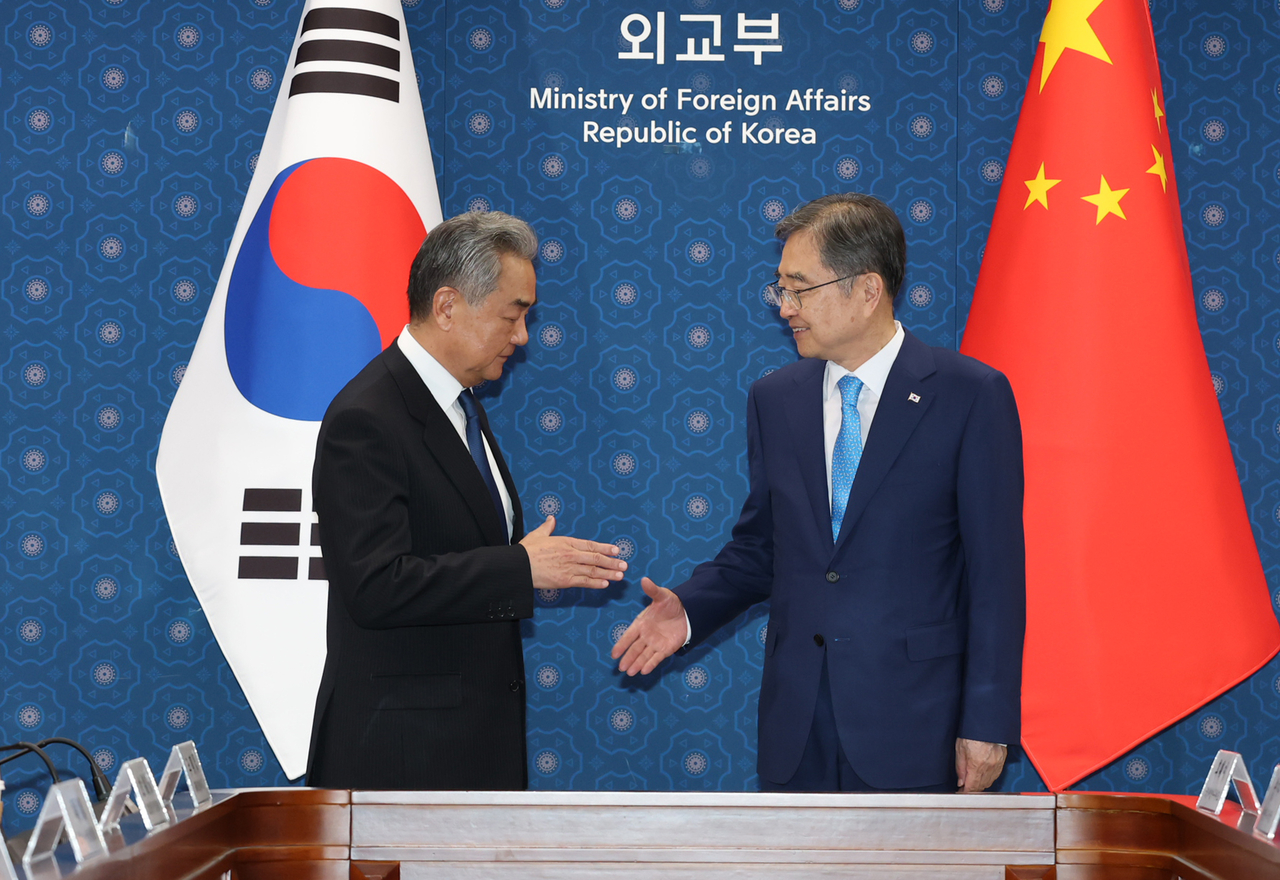 조현 외교부 장관과 왕이 중국공산당 중앙외사판공실 주임 겸 외교부장이 지난 19일 서울 종로구 정부서울청사 외교부에서 열린 한중 외교장관 회담에서 악수하며 기념 촬영을 하고 있다. [연합]