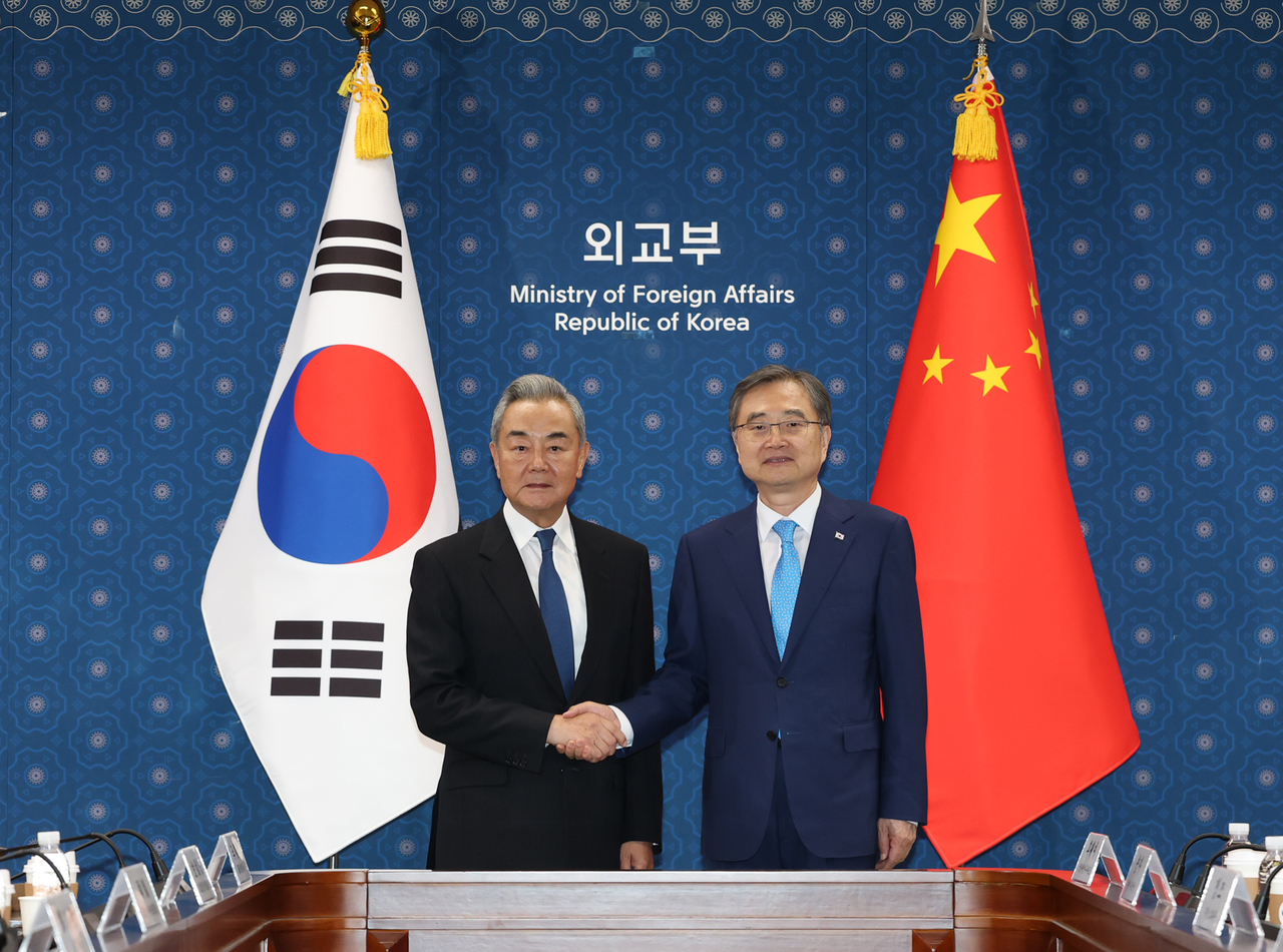 조현 외교부 장관과 왕이 중국 공산당 중앙외사판공실 주임 겸 외교부장이 19일 서울 종로구 정부서울청사 외교부에서 열린 한중 외교장관 회담에서 악수하며 기념 촬영을 하고 있다. [연합]