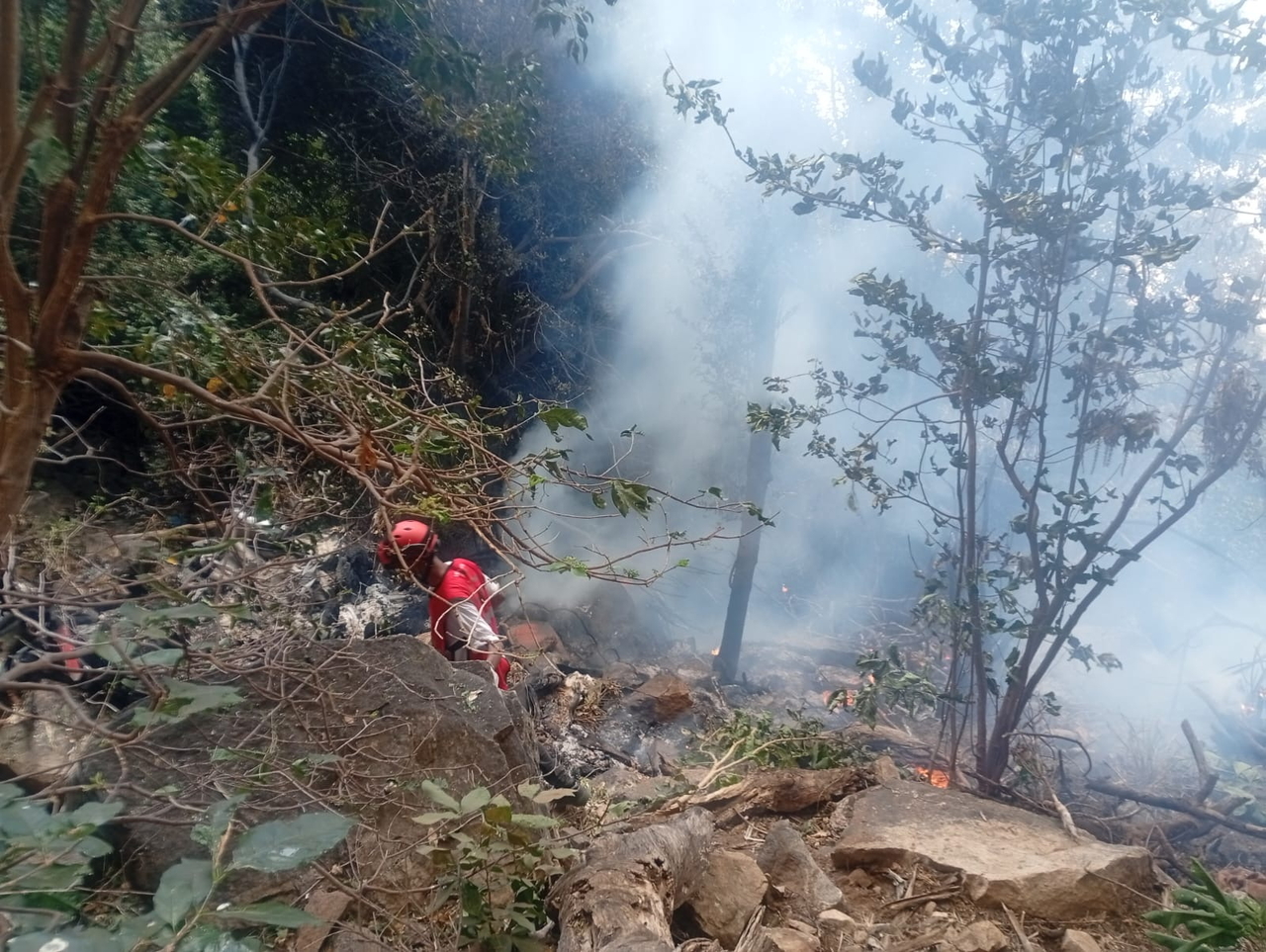 A member of the Kenya Red Cross emergency response team operates near the site of a helicopter crash in Samburu County, Kenya, Wednesday. (EPA-Yonhap)