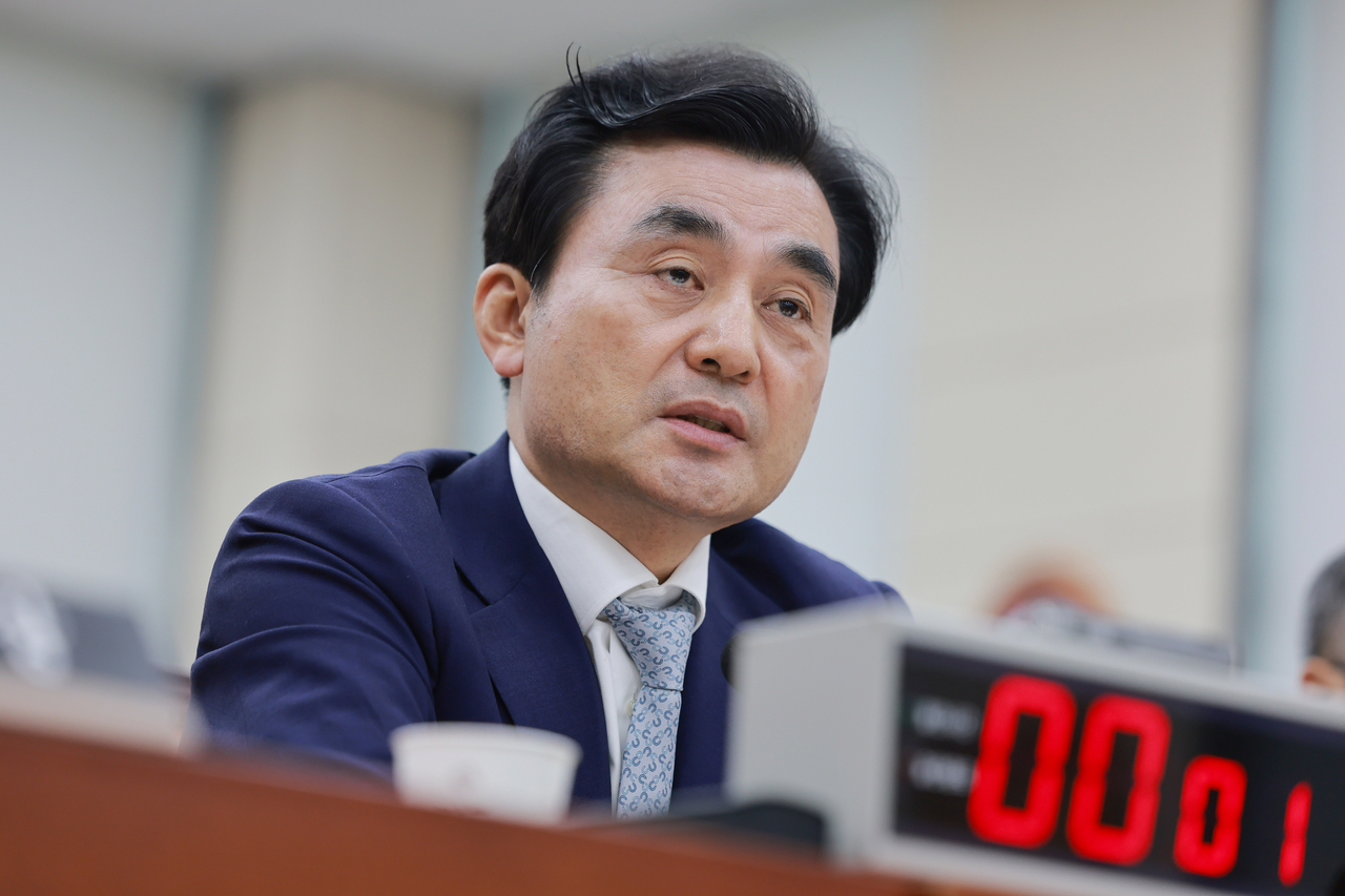 Defense Minister Ahn Gyu-back answers questions from lawmakers at a plenary session of the National Assembly's National Defense Committee on Thursday. [Yonhap]