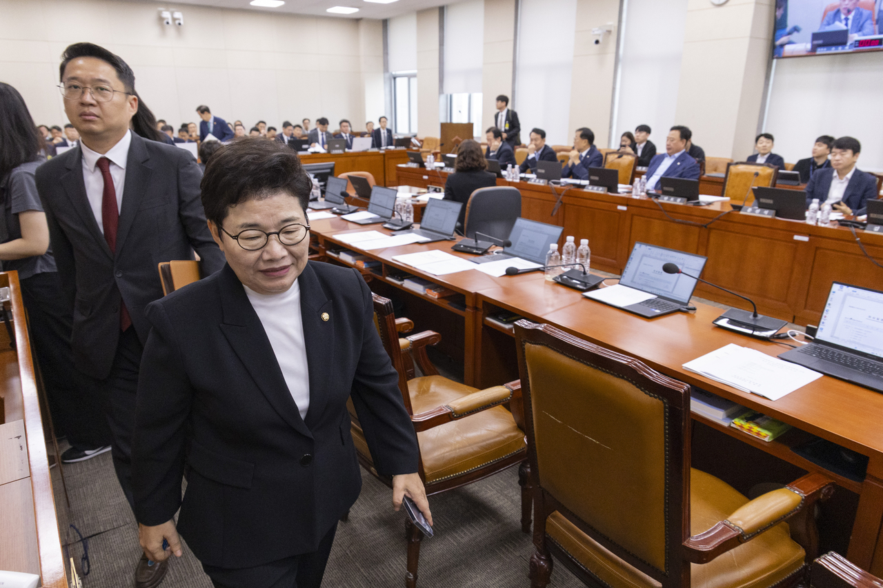 20일 국회에서 열린 재정경제기획위원회 전체 회의에서 전임 재경위원장이었던 국민의힘 임이자 의원이 동료 재경위원들과 회의장에서 퇴장하고 있다. [연합]