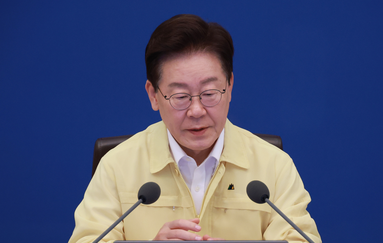 이재명 대통령이 20일 청와대에서 열린 수석보좌관회의에 참석해 회의 시작을 기다리고 있다. [연합]