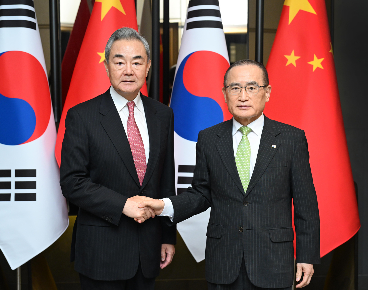 위성락 국가안보실장이 20일 방한 중인 왕이 중국공산당 중앙외사판공실 주임 겸 외교부장과 회담에 앞서 악수하고 있다. [청와대 제공]