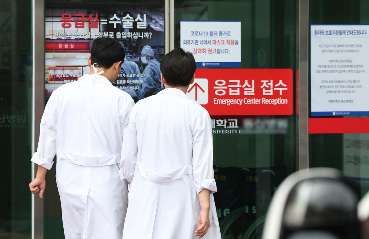 한 상급종합병원에서 의료 관계자들이 응급실로 들어가고 있다.(사진은 기사와 직접 관련 없음)  [연합]