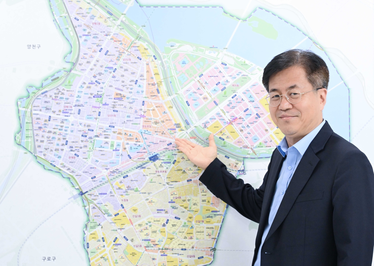 Yeongdeungpo-gu District Mayor Cho Yu-jin points to a map on the wall of her office during an interview at the district office on Thursday afternoon, explaining issues facing each neighborhood. (Lee Sang-sub)