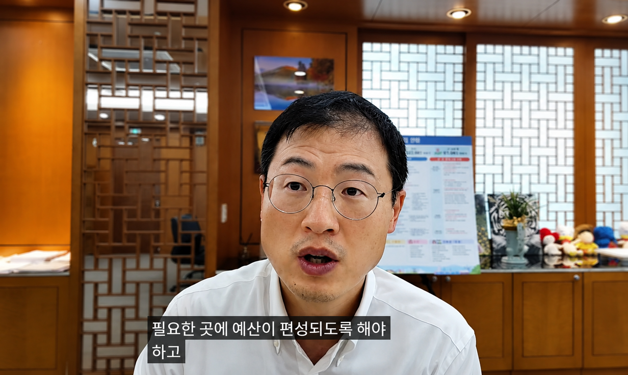 김상욱 울산시장이 자신의 유튜브 채널 김상욱TV에서 생방송 콘텐츠 ‘신문 읽어주는 시장’을 방송하고 있는 모습.   [김상욱TV 유튜브]