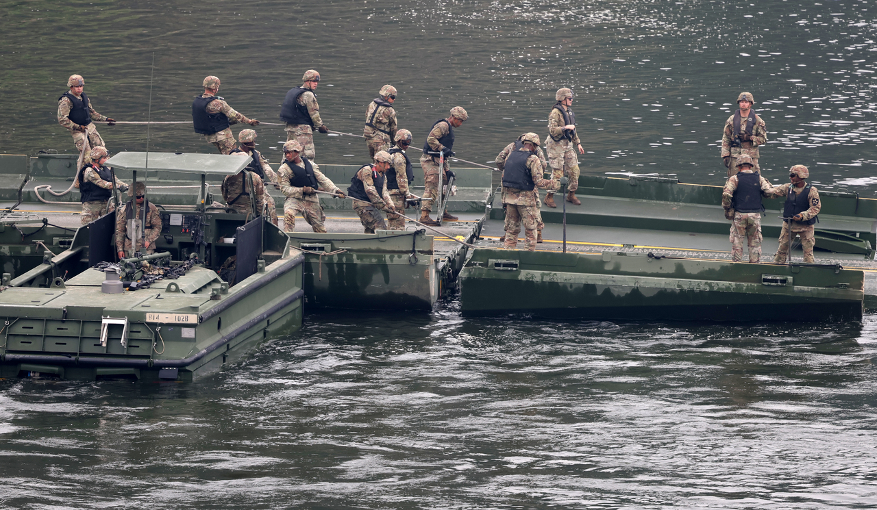 US troops work to install a pontoon bridge on the Imjin River on Friday. (Newsis)