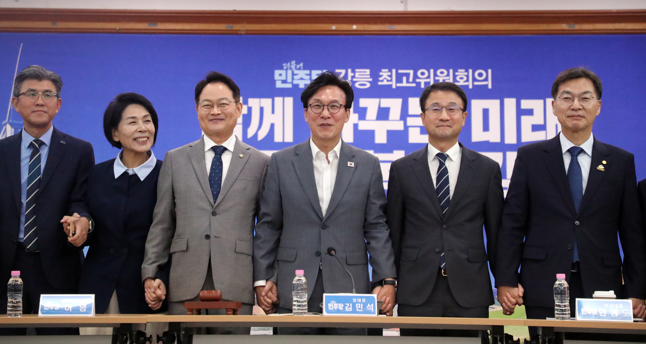 21일 강원 강릉시청에서 현장 최고위원회의를 개최한 김민석 더불어민주당 대표와 당 지도부들이 단체 사진을 찍고 있다. [연합]
