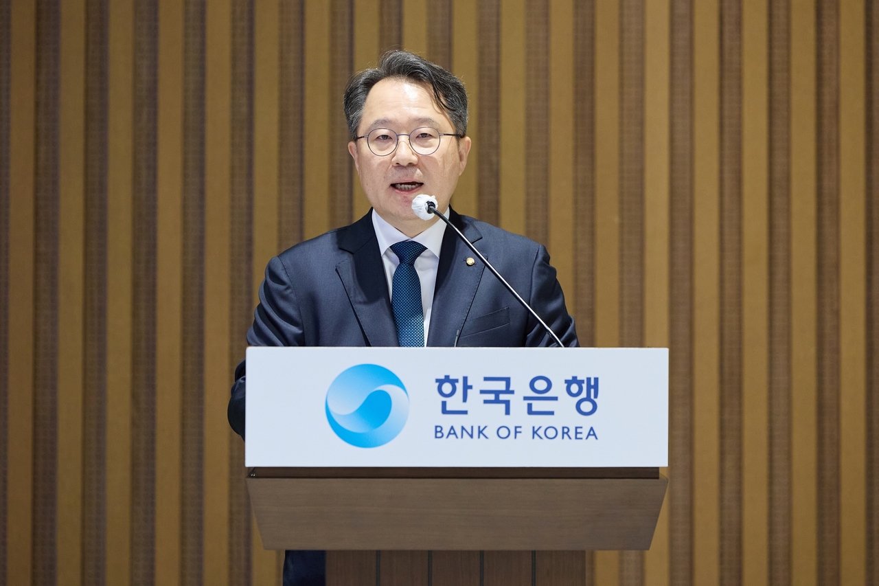 Kwon Min-su speaks at his inauguration ceremony Friday at the Bank of Korea annex, saying he will do his utmost as deputy governor, drawing on experience from joining the bank in 1995 through his most recent post overseeing foreign exchange market development. [Bank of Korea]