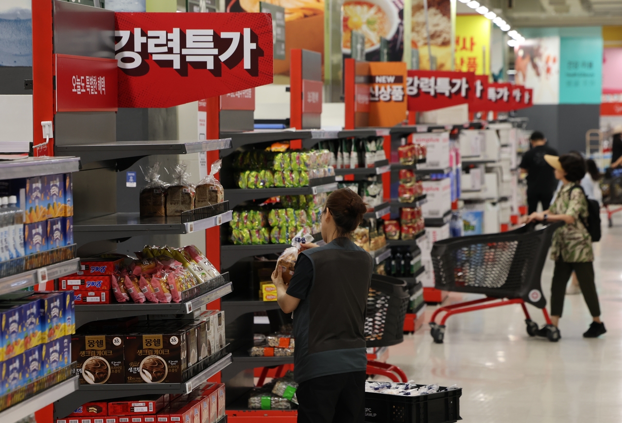 지난 13일 서울 시내의 한 홈플러스 매장에서 직원이 상품을 진열하고 있다. [연합]