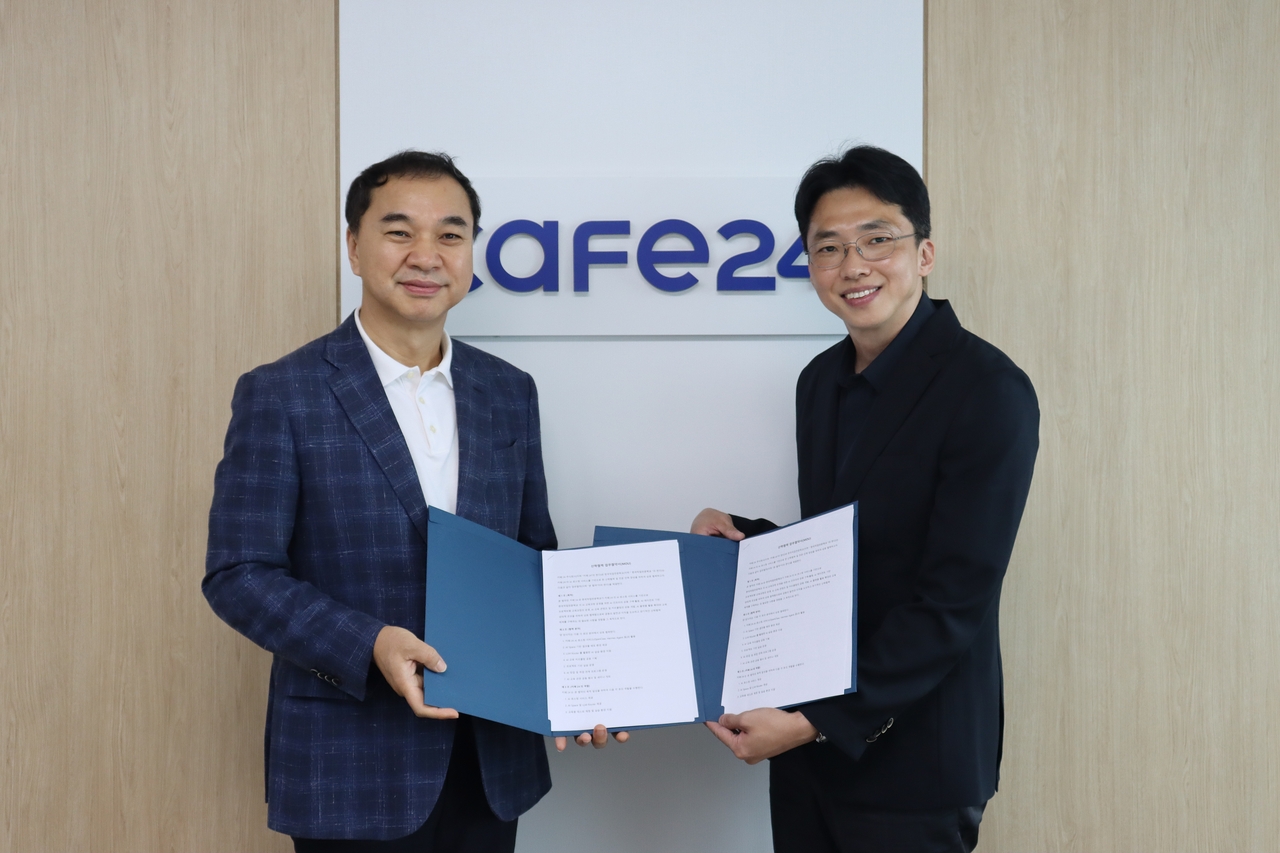 No Su-yeol (left), president of Korea Vocational School, and Kim Jae-eun, head of Cafe24's business platform team, pose after signing an industry-academia MOU to foster AI talent. [Cafe24]