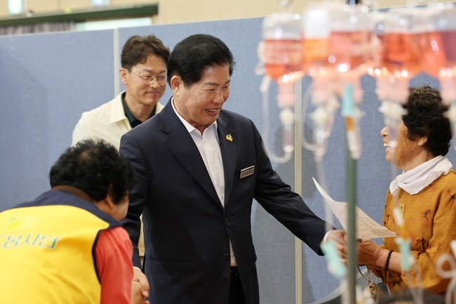농촌 왕진버스 운영 행사가 20일 풍양초등학교 체육관에서 열린 가운데 공영민 군수가 어르신들과 반갑게 인사를 나누며 건강 관리를 당부하고 있다. [사진 고흥군]