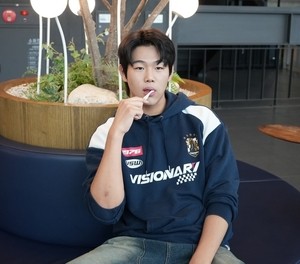 [뮤즈★]‘이종혁 아들’ 이준수, 키 194cm “이젠 아빠 내려다봐..내가 보살펴야겠단 생각”