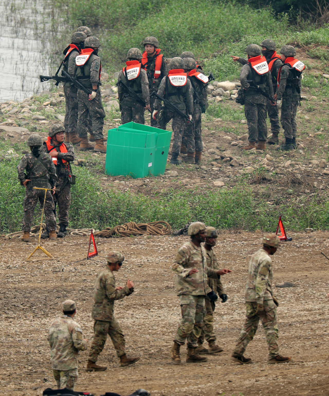 US troops (foreground) and Korean troops (background) prepare for a river-crossing exercise on Friday. (Newsis)