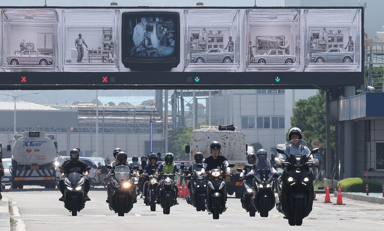 Workers leave Hyundai Motor’s Ulsan plant early after a four-hour partial strike in Ulsan on Thursday. The union staged four-hour walkouts on Wednesday and Thursday before launching its first full-day eight-hour strike in 10 years on Friday. (Yonhap)