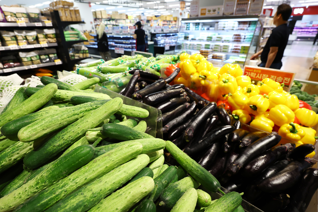 Vegetables at a supermarket in Seoul on Tuesday. (Yonhap)