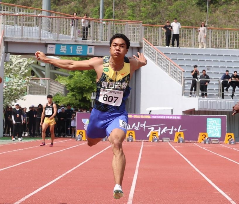 South Korean sprinter Joel Jin Nwamadi finishes first in the men's 100 meters at the Asian Games national team trials at Jeongseon Stadium in Jeongseon, Gangwon Province, on May 12, in this file photo. (Korea Association of Athletics Federations)